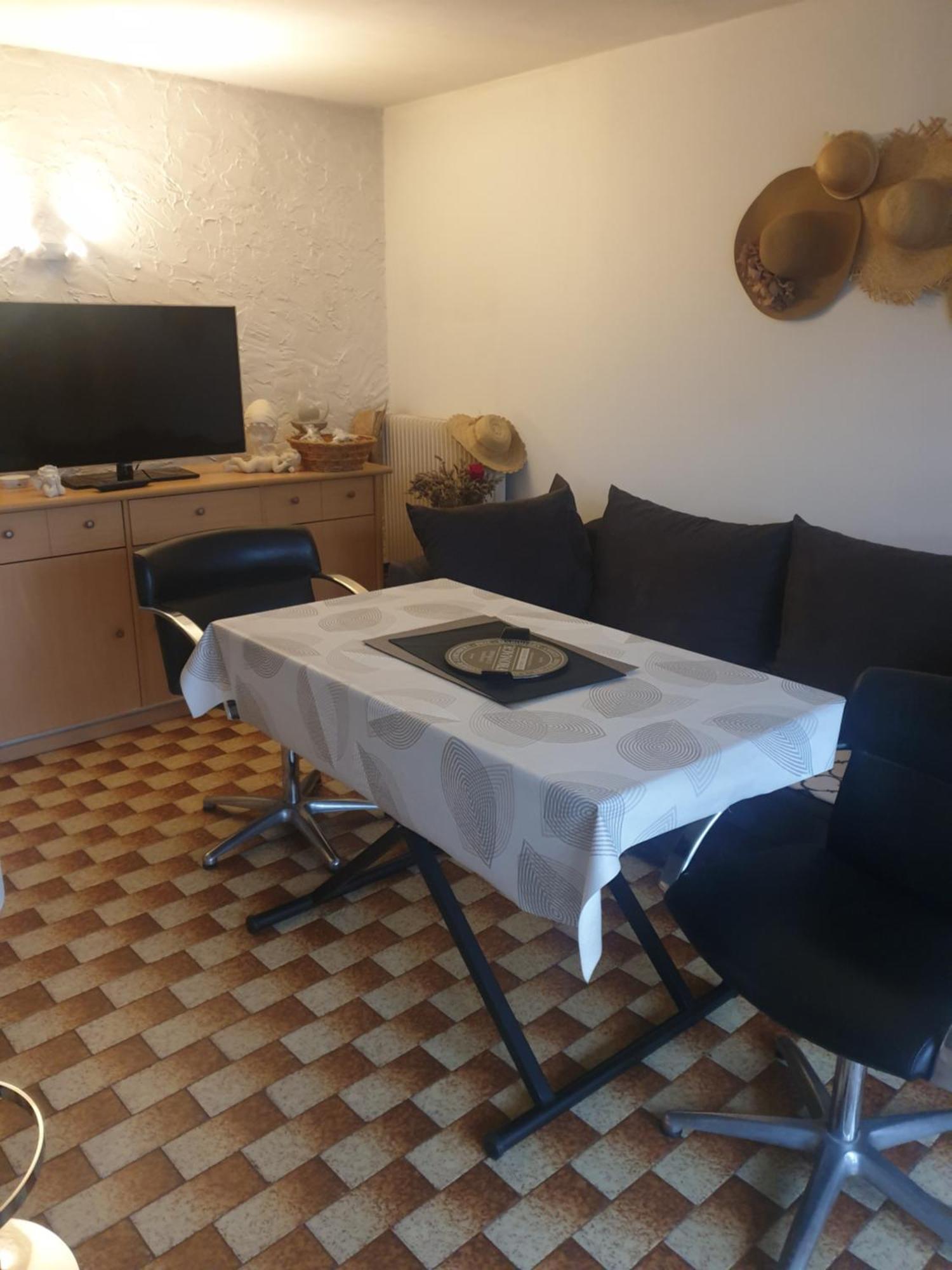 Maison Marylene Possibilite De Louer 2 Chambres Et Un Lit 1Place Supplementaire Ici C'Est Calme Et Simple Entretien Et Petit Dejeuner A Regler Sur Place Vous Gagnez 16 Pour-Cent Givry  Room photo